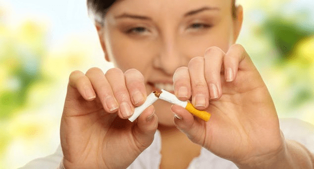 fille casse une cigarette et se débarrasse de la dépendance