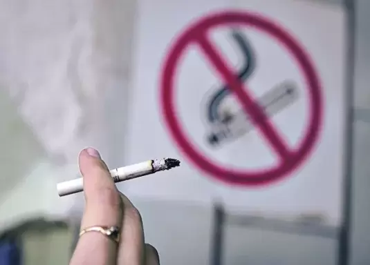 il est permis de fumer à l'entrée